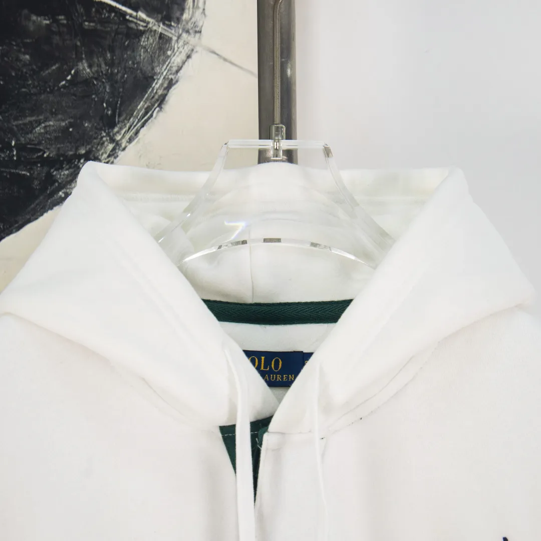 P320 zp version [exclusive supply] Ralph Lauren/Ralph Lauren 2025FW new autumn and winter Big Pony 20th anniversary badge embroidered open-chest deconstructed hooded fleece sweatshirt 100% restoration of 380 grams of 100% pure cotton heavy-grained cloud velvet ✅ Deconstruction restoration Correct version Three-layer hidden partial tube placket ✅ Reactive dyeing D65 raw cotton double herringbone belt Wide and narrow partitions ✅ Reject overlay Single color single version Precision embroidery ✅ RL/25 new autumn and winter product 20th commemorative badge embroidered Malaysian sweatshirt. Deconstructed half-chest to distinguish the regular classic version. High-end and outstanding. Built-in contrasting reactive dyeing D65 raw cotton double herringbone belt. Cloud-like heavy fleece bottom with autumn and winter attributes. Really comfortable. Cloud-like comfort. Loose fit. Two colors are available. Can be made for couples. Highly recommended. Color: blue and white. Size: S M L XL No.: WW10953